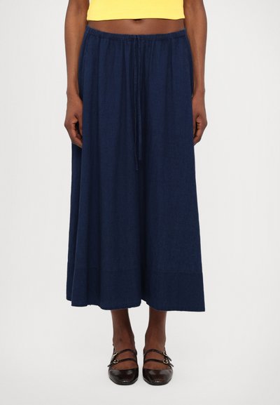 Dlouhá, tmavě modrá sukně s elastickým pasem a šňůrkou na stažení. Vyrobena z lehkého materiálu, má splývavý design a minimalistický styl.