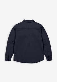 Marineblauwe blouse met lange mouwen, voorzien van een button-down kraag, ronde zoom en enkelvoudige knoopmanchetten. Gemaakt van duurzame stof met een zachte textuur.
