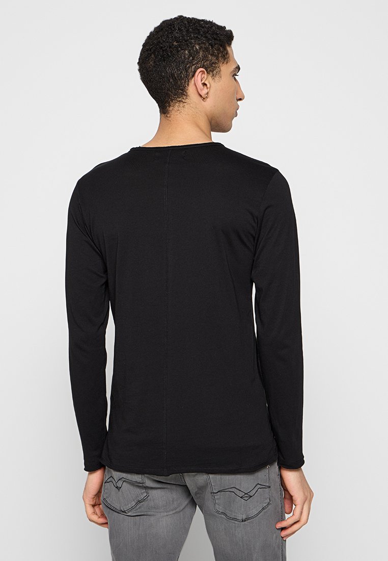 Schwarzes langärmliges Oberteil mit Rundhalsausschnitt und geradem Rückennähten. Aus weichem Stoff gefertigt, bietet es eine figurbetonte Silhouette und eine glatte Textur.