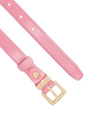Rosa Lederbelt mit glatter Oberfläche, goldfarbener Metallschnalle und mehreren Einstelllöchern. Auf der Schnalle befindet sich eine Markenkennzeichnung.