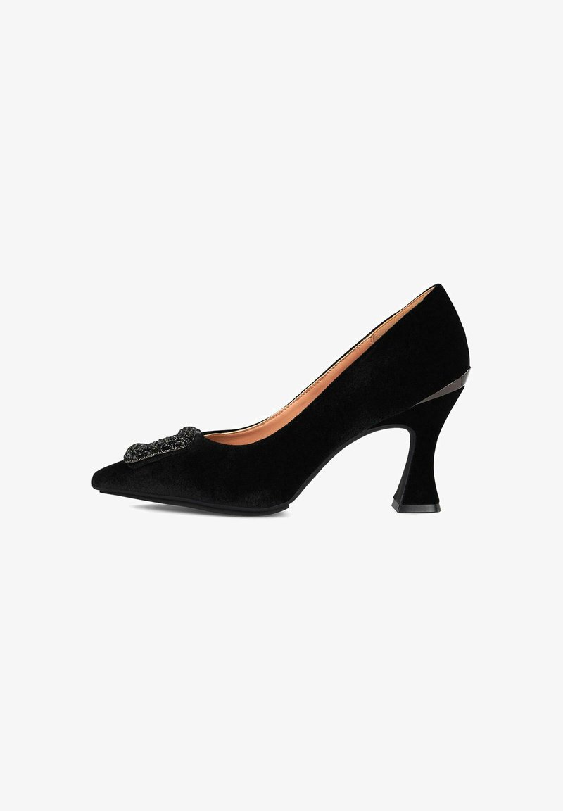 Scarpe con tacco alto nere in suede a punta, con tacco blocco curvo e una fibbia decorativa nera in strass sul davanti.