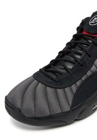 Schwarzer und grauer Sneaker mit einem Mesh-Obermaterial mit einem gesteppte Muster, strukturierten Akzenten, schwarzen Schnürsenkeln und einer Gummisohle.