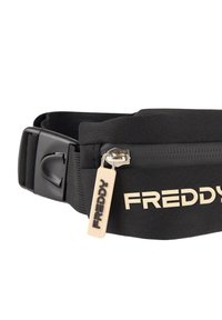 Marsupio in tessuto nero con cerniera e tirante beige etichettato "FREDDY", dotato di tracolla regolabile con fibbia in plastica.