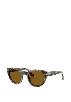Sunglasses a forma di occhio di gatto con montatura grigio marmorizzata e crema, lenti marroni e texture liscia. Le stanghette presentano un discreto dettaglio del logo.