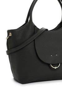 Musta nahkalaukku, jossa on kivipinnatektuuria, rakenteellinen muoto, kaksinkertaiset kahvat ja magneettinen läppä, jossa on pyöreä metallikuvio.