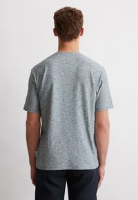 Grijze T-shirt met korte mouwen en een gestructureerd, licht gemarmerd patroon. Ronde halslijn, normale pasvorm en een label op de lagere zijnaad.