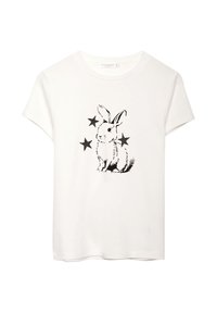 Hvid t-shirt med korte ærmer, der har en sort kanin-illustration omgivet af sorte stjerner, lavet af bomuld med en blød tekstur.
