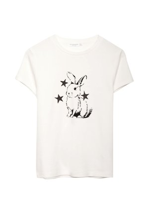 T-shirt bianco a maniche corte con un'illustrazione di un coniglio nero circondato da stelle nere, realizzato in cotone con una texture morbida.