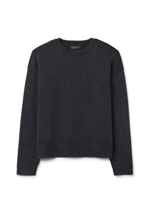 Dunkelgrauer Strickpullover mit Rundhalsausschnitt, überschnittenen Schultern und gerippten Bündchen sowie Saum. Strukturiertes Material mit sichtbaren Nähdetails.