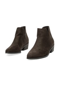 Botas de ante marrones hasta el tobillo con puntera puntiaguda y un tacón bajo y apilado. Cierre lateral con cremallera para un fácil acceso. Textura suave, acentos de costura mínimos.