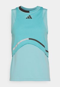 Lichtblauw mouwloos sporttop met een ronde hals, gespen aan de zijkanten, gebogen zoom en zwarte en roze grafische accenten. Gemaakt van ademende stof.