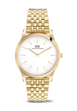 Reloj de pulsera dorado con esfera blanca, marcadores de horas delgados dorados, dos agujas doradas y una correa de metal tejida, que muestra la hora 10:10.