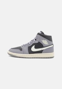 Wysokie trampki z połączenia szarej i czarnej skóry, z białym logo Nike Swoosh, teksturowanym wzorem oraz kontrastową gumową podeszwą.