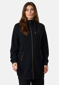 Felpa nera con zip e accessori dorati, caratterizzata da un colletto alto, due tasche frontali e una vestibilità leggermente oversize. Tessuto dalla consistenza liscia.