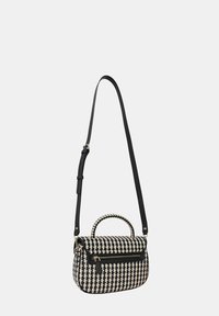 Borsa a tracolla intrecciata in bianco e nero con forma strutturata, manico superiore, tracolla regolabile, tasca anteriore con zip e superficie liscia.