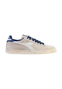 Sneaker in suede grigio chiaro con logo bianco e dettagli blu navy. Presenta un design con lacci, perforazioni per la traspirabilità e una suola texturizzata.