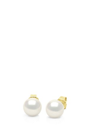 Paire de boucles d'oreilles clous en perles blanches rondes avec tiges en or sur fond blanc.