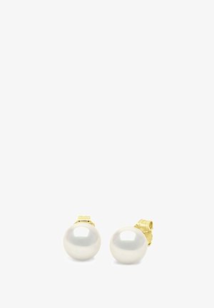 Paire de boucles d'oreilles clous en perles blanches rondes avec tiges en or sur fond blanc.