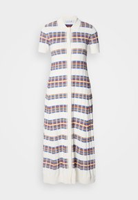 Πλεκτό φόρεμα με άσπρη βάση και οριζόντιες ρίγες σε μπλε, πορτοκαλί και κόκκινο καρό, κοντά μανίκια και κουμπιά μπροστά.