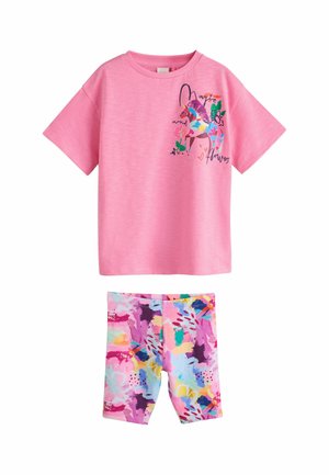 Børne-to-stykke s lyserød kortærmet top med farverigt enhjørning- og blomsterprint, kombineret med multifarvede shorts med abstrakt print.
