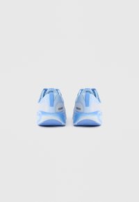 Jasnoniebieskie buty sportowe z siateczkową cholewką, wyściełanym kołnierzem oraz teksturowaną podeszwą. Posiadają szare akcenty w okolicy pięty i języka.