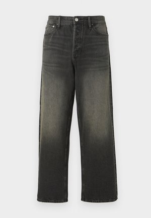 Jeans in denim neri con una vestibilità rilassata, caratterizzati da una vita alta, accessori in argento e una texture sbiadita con pieghe sottili. Gambe dritte senza abbellimenti.