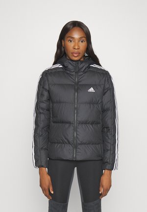 Giubbotto imbottito nero con zip frontale, design trapuntato orizzontale e accenti bianchi a tre strisce sulle maniche. Presenta un cappuccio e un colletto alto.