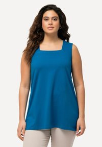 Top senza maniche di colore teal con scollatura quadrata. Realizzato in un tessuto leggero e liscio. Design semplice, senza motivi visibili o dettagli in metallo.