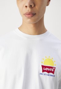 Levi's® VINTAGE FIT GRAPHIC - T-shirts print - lse_batwing badge brin white+