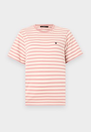 T-shirt à manches courtes à rayures roses et blanches avec col rond et petit logo papillon noir brodé sur le côté gauche de la poitrine.