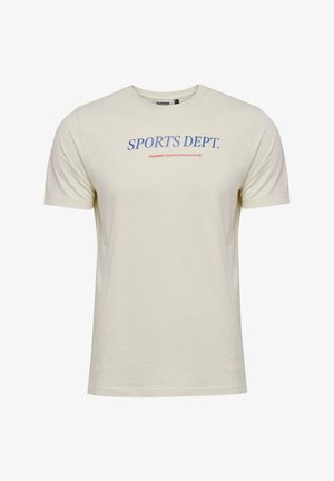 Helle beige Baumwoll-T-Shirt mit kurzen Ärmeln, mit "SPORTS DEPT." in Blau und "hummel PERFORMANCE" in Rot auf der Vorderseite.