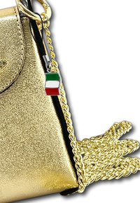 Gouden metallic crossbodytas met een gestructureerde afwerking. Voorzien van een kettinghengsel en een klein Italiaans vlaggetje als decoratief detail.