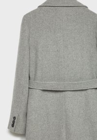 Vue de dos d'un manteau en laine gris avec un large col, un détail de ceinture à la taille et trois boutons noirs sur le poignet d'une manche.