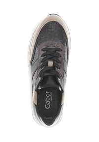 Zwarte en grijze sneaker gemaakt van textuurmateriaal, met een vetersluiting, gewatteerde kraag en contrasterende beige accenten.