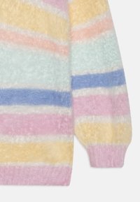 Maglione multicolore con una consistenza morbida e pelosa, caratterizzato da righe orizzontali in tonalità pastello: rosa, giallo, blu e verde menta.