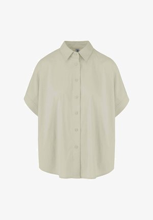 Beżowa koszula z krótkim rękawem, zapinana na guziki, z kołnierzykiem, luźnym krojem i prostym wzornictwem, prezentowana na białym tle.