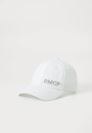 Λευκό καπέλο μπέιζμπολ από βαμβάκι με καμπύλη γείσο και μπροστινή πάνελ κεντημένο με τα γράμματα "RMCF" σε αντίστοιχο νήμα.