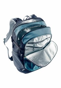 Mochila que combina materiales en azul oscuro y verde azulado, con múltiples compartimentos con cremallera y un respaldo de malla acolchado para mayor comodidad.