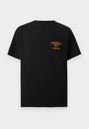 Czarna koszulka z krótkim rękawem z małym brązowym napisem „Carhartt WIP Coffee” na lewej stronie klatki piersiowej.