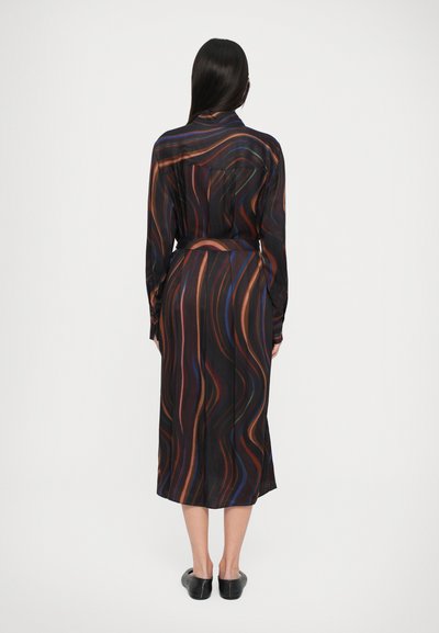 Vestido longo preto com padrões de ondas coloridas em tons de laranja, azul e verde; apresenta um cinto com laço e punhos com botões.