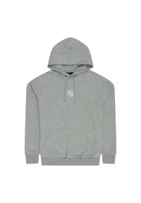 Grå hættetrøje lavet af fleece, med en frontlomme, snøre i hætten og et lille hvidt logo på brystet.