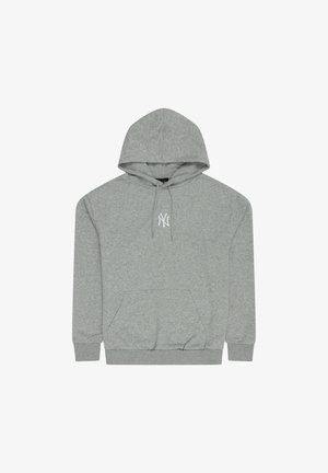 Pelēks džemperis no flīsa materiāla, ar priekšējo kabatu, kapuci ar aukliņu un mazu baltu logotipu uz krūtīm.