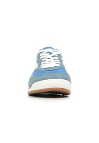 Sneaker blu e grigio con tomaia in suede, lacci bianchi e suola intermedia bianca. Presenta una suola in gomma naturale e semplici accenti di design.
