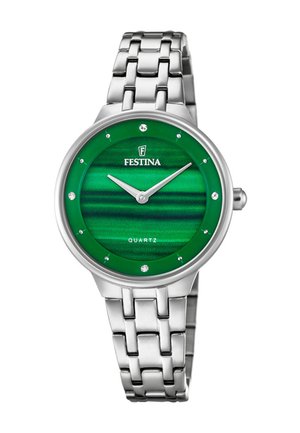 Srebrni metalni ručni sat s narukvicom u obliku povezanih karika, okruglim zelenim brojčanikom, srebrnim kazaljkama, kristalnim oznakama sati i oznakom Festina na poziciji 12 sati.