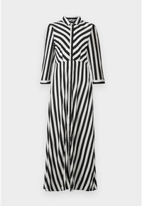 Robe longue boutonnée en tissu léger, présentant des rayures diagonales audacieuses en noir et blanc, un col et des manches trois-quarts.