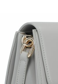 Borsa a tracolla in pelle sintetica di colore grigio chiaro con chiusura in tono oro. Le caratteristiche includono una parte superiore curva, bordi cuciti e una tracolla piatta.