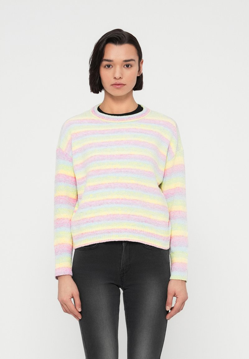 Ελαφρύ πουλόβερ με παστέλ ρίγες, με ανάγλυφο πλέξιμο. Ο στρογγυλός λαιμός και τα μακριά μανίκια συμπληρώνουν τη cropped σιλουέτα.