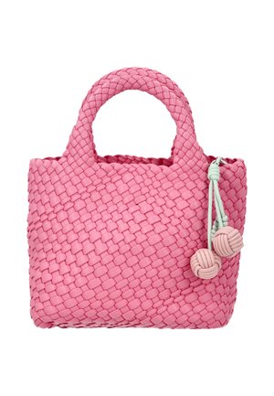 Różowa pleciona torebka z zaokrąglonymi uchwytami i dwoma ozdobnymi różowo-białymi frędzlami związanymi na boku.