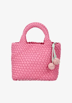 Rózsaszín szövött kézitáska lekerekített fogantyúkkal és két díszes rózsaszín-fehér csomózott bojttal az oldalán.