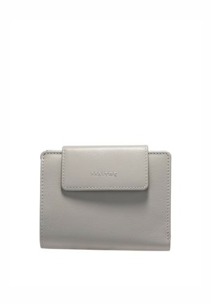 Světle šedá kožená peněženka se šitým uzavřením na klopě, na přední straně uprostřed s reliéfním nápisem "MAÎTRE".